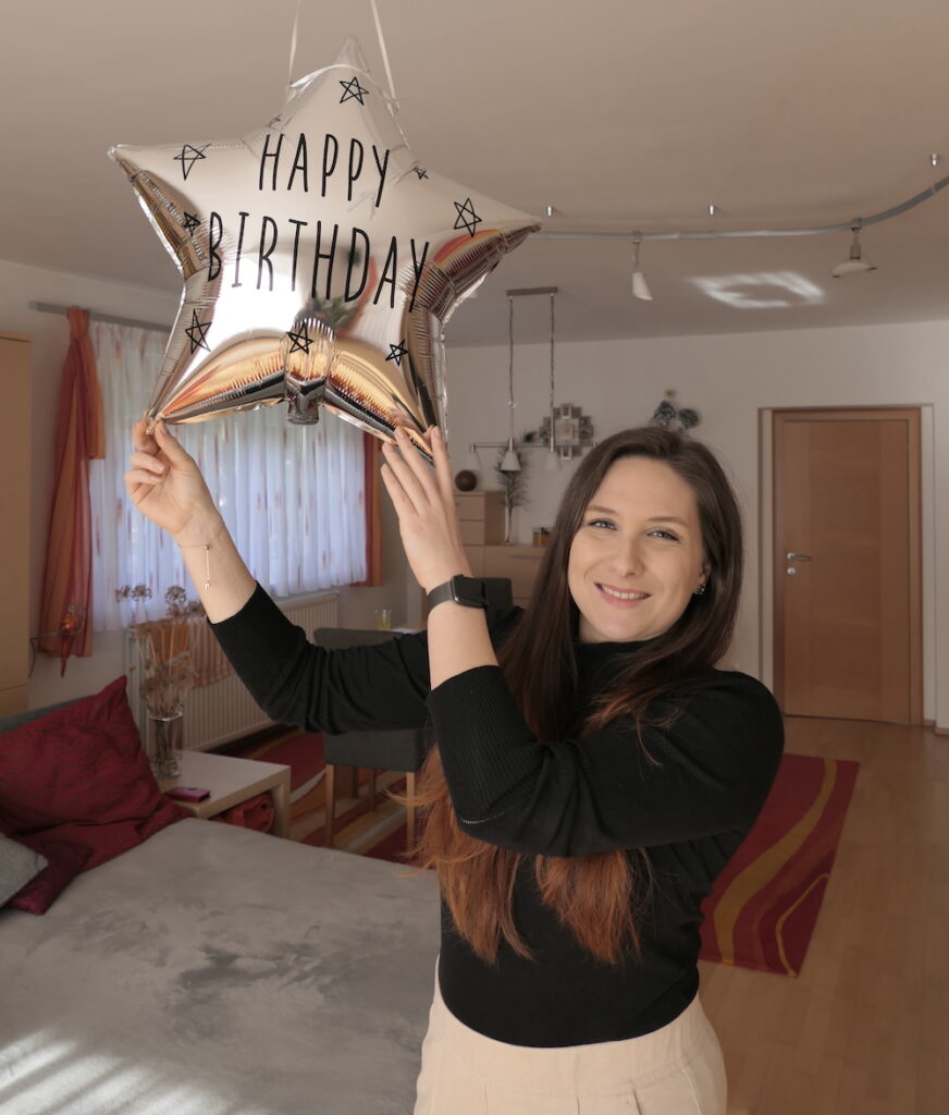 Erwachsenen-Korsett bei Skoliose: In dieser persönlichen Podcastfolge blickt Conny zu ihrem 30. Geburtstag auf 25 Jahre Skoliose zurück und erzählt von OP-Indikation, neuer Entscheidung und ihrem Weg mit Erwachsenen-Korsett.