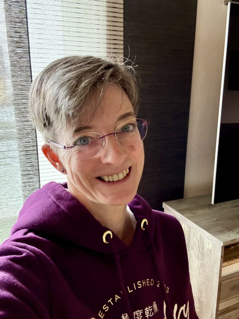 Skoliose Training im Erwachsenenalter: Yvonne erzählt, wie Training und ein Korsett ihre Beschwerden im Alter von 49 verbessert haben.